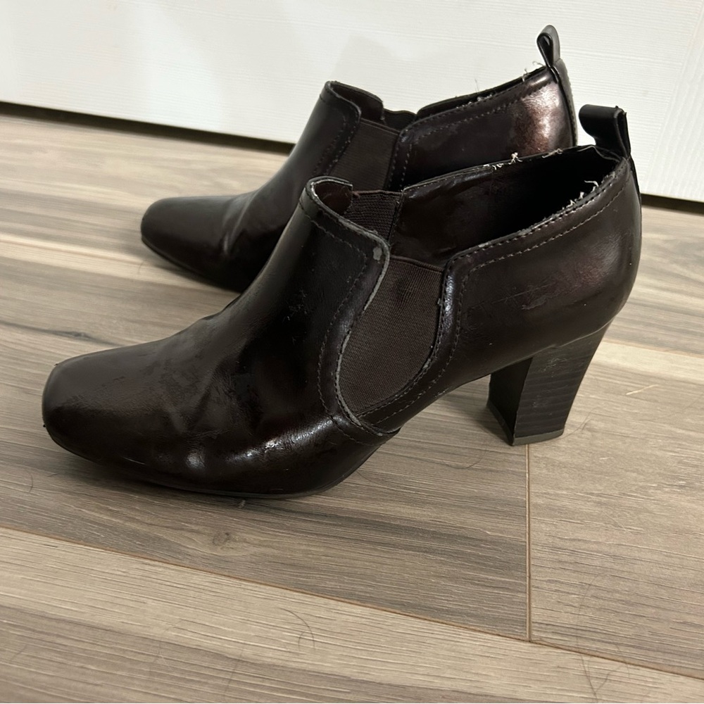 Dark brown short boots.